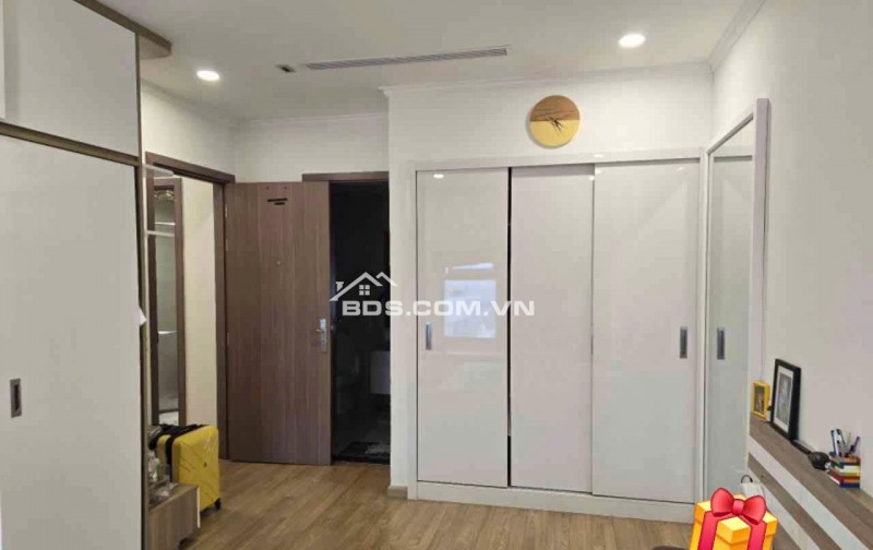 Gia đình cần bán gấp căn hộ PHỐ Hàm Nghi diện tích 79m2.